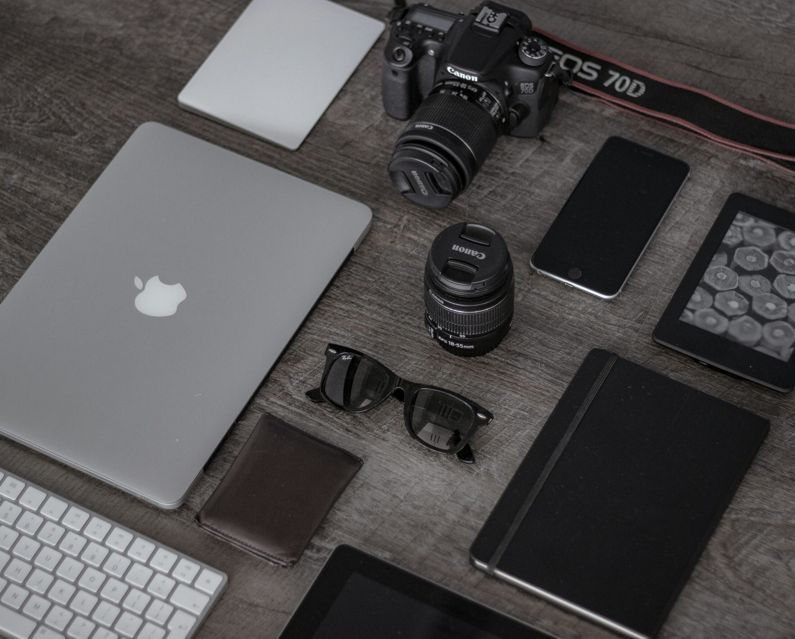 iPad près des lunettes de soleil, du portefeuille et de l’appareil photo reflex numérique